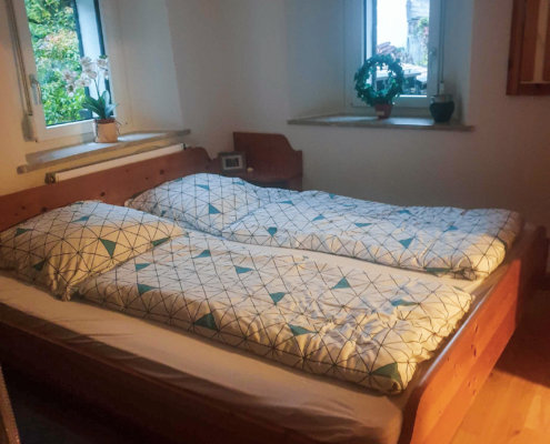 Schlafzimmer 3 mit Schrank und TVSchlafzimmer 3 mit Schrank und TV – Kaiser's Landhaus