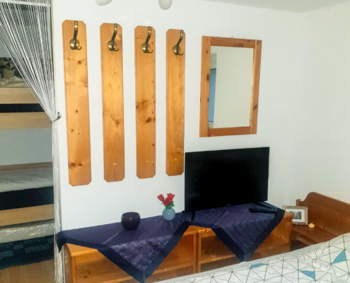 Schlafzimmer 3 mit TV und Garderobe – Nebenraum mit Etagenbett und Kinderzimmer
